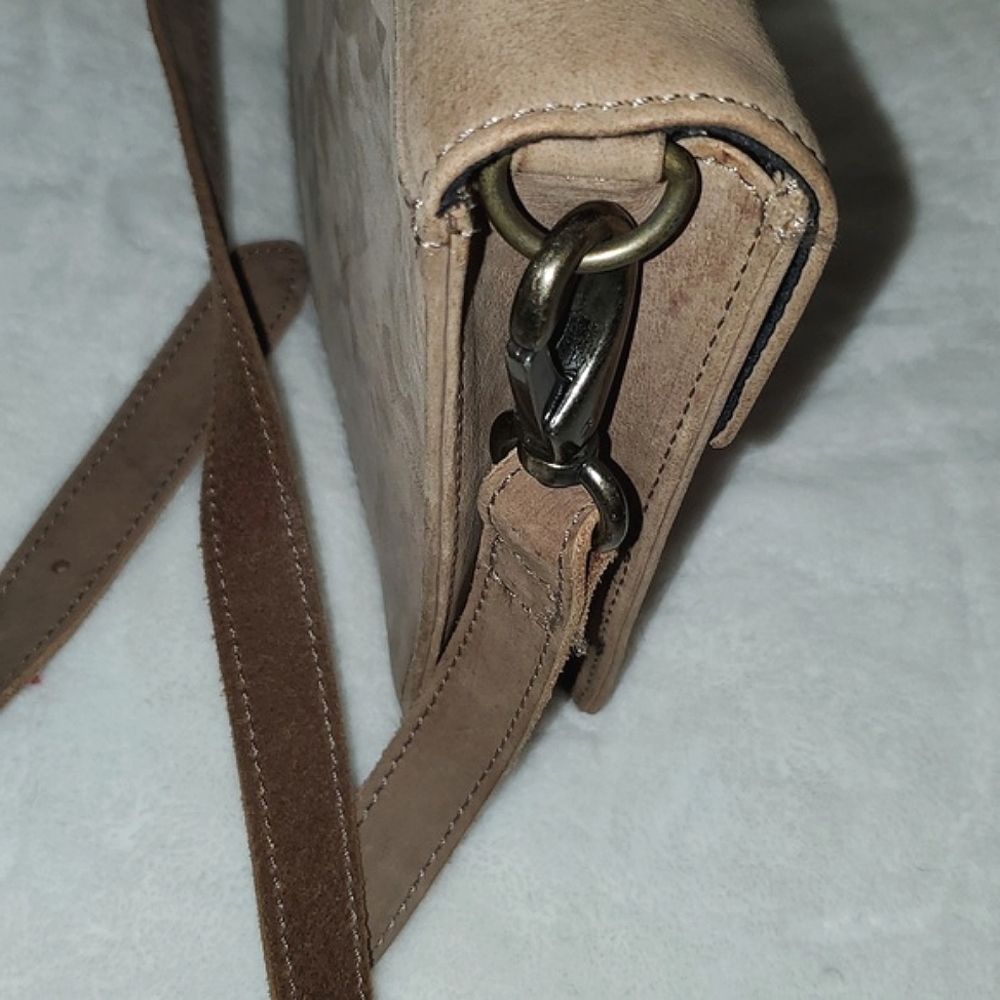 Day & Mood Leather Irene Vintage Crossbody Leather Front Flap Messenger Bag - Picture 6 of 14